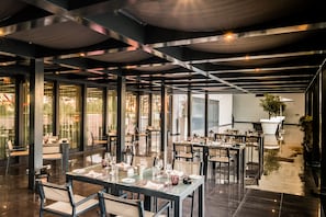 S'hi serveixen esmorzars, dinars i sopars