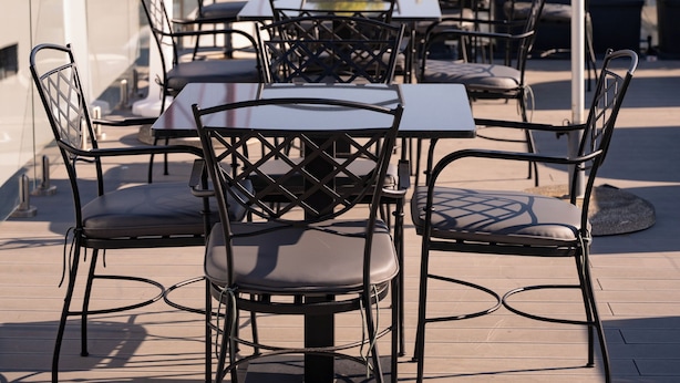 Outdoor seating with tables and chairs, overlooking a body of water and a bridge. - Vila Gale Opera Hotel (Lisbon)