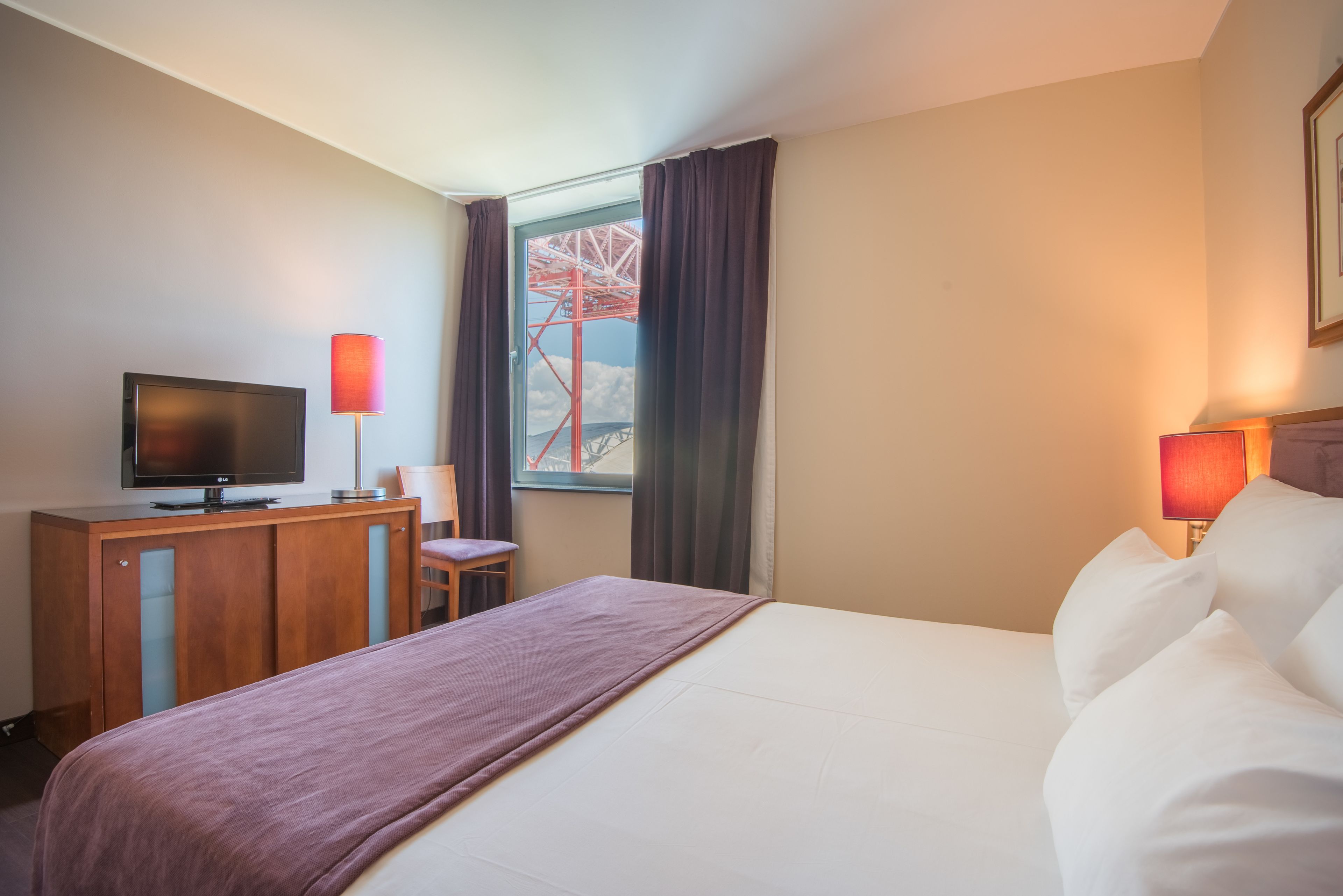 Een minibar, een bureau, verduisterende gordijnen, geluiddichte muren