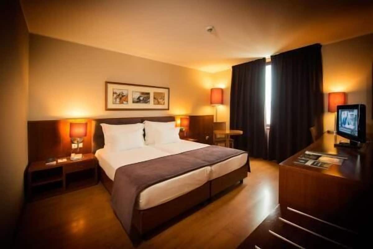 Minibar, bureau, rideaux dâobscurcissement, systĂšme dâinsonorisation