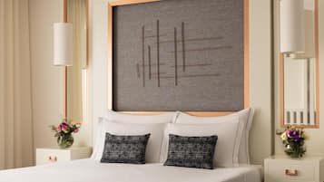 Una habitación de hotel moderna con una cama grande, dos mesitas de noche con jarrones de flores, una obra de arte de gran tamaño en la pared y un espejo amplio.