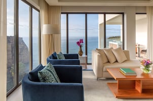 Minibar, caja de seguridad en la habitación y escritorio 