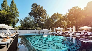 Kolam renang indoor dan 2 kolam renang outdoor