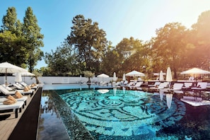 Piscine intérieure, 2 piscines extérieures