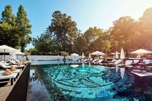 Sisäuima-allas, 2 ulkouima-allasta