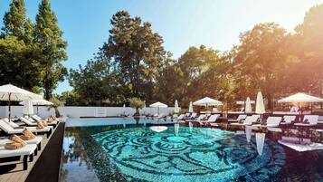 Kolam renang indoor dan 2 kolam renang outdoor