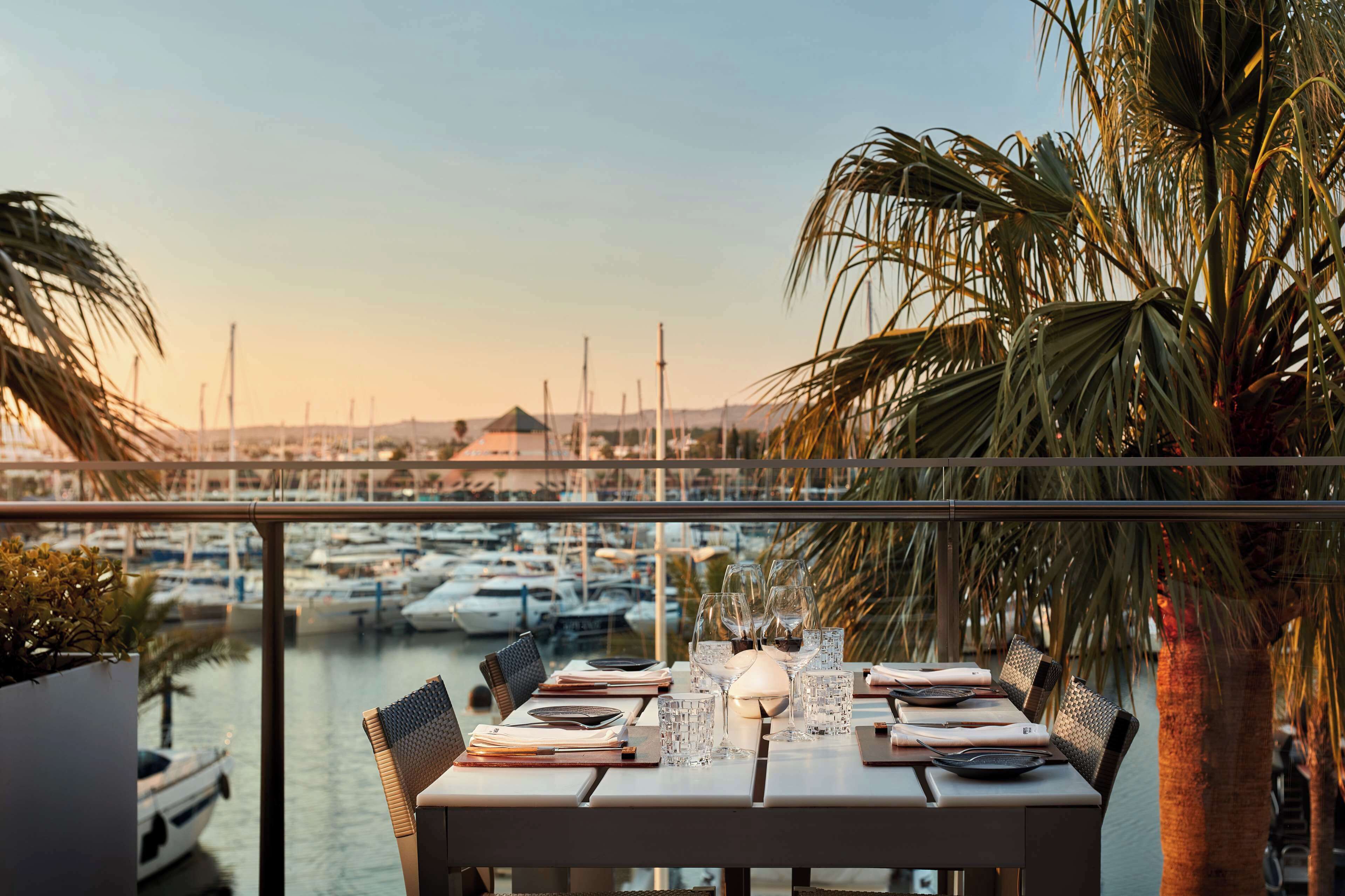 4 restaurants; dinner served 