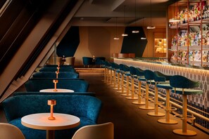 4 Bars/Lounges, Poolbar