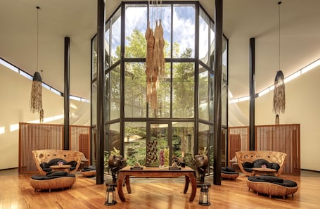 Couples treatment rooms, body treatments, hot stone massages