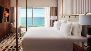 Een minibar, een kluis op de kamer, een bureau, verduisterende gordijnen