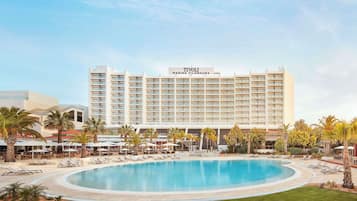 Indoor pool, 2 outdoor pools