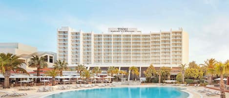 Innendørsbasseng og 2 utendørsbassenger