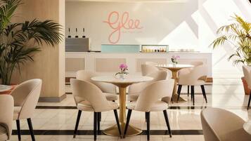 4 restaurants, dinner served