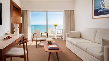 Minibar, caja de seguridad en la habitaciĂłn y escritorio