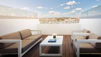 Minibar, caja fuerte, escritorio y cortinas opacas