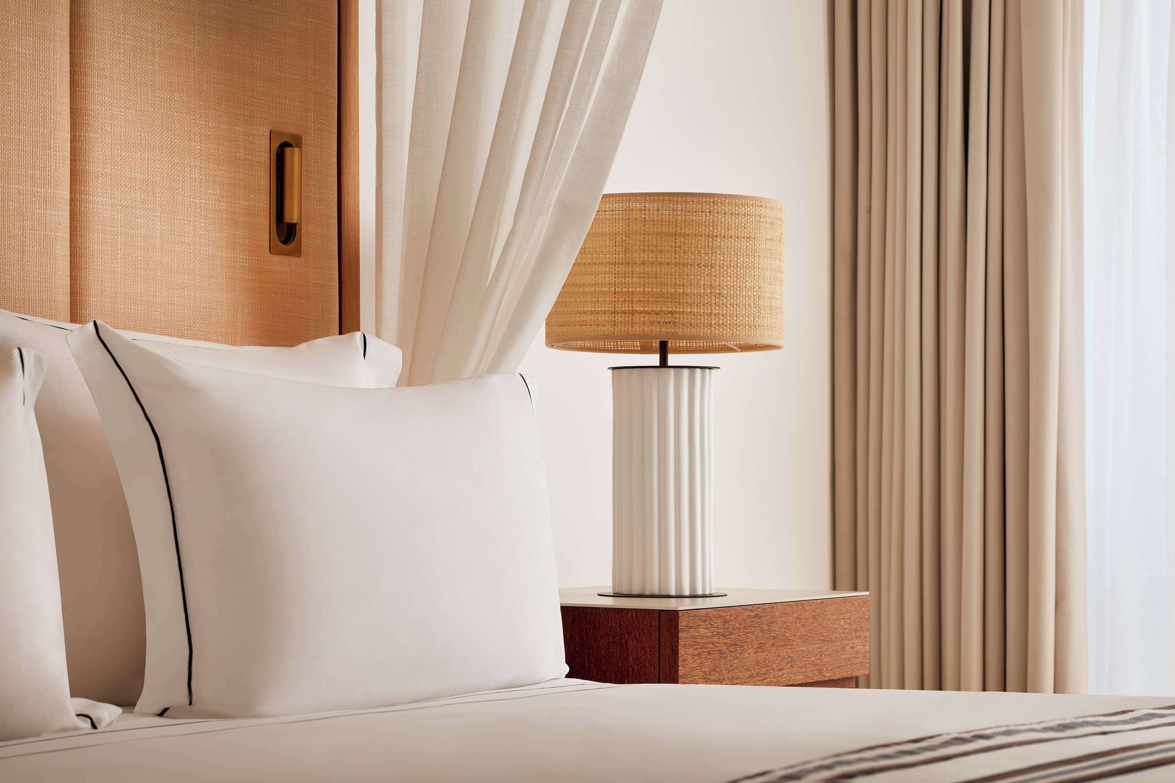 Minibar, caja de seguridad en la habitación y escritorio 