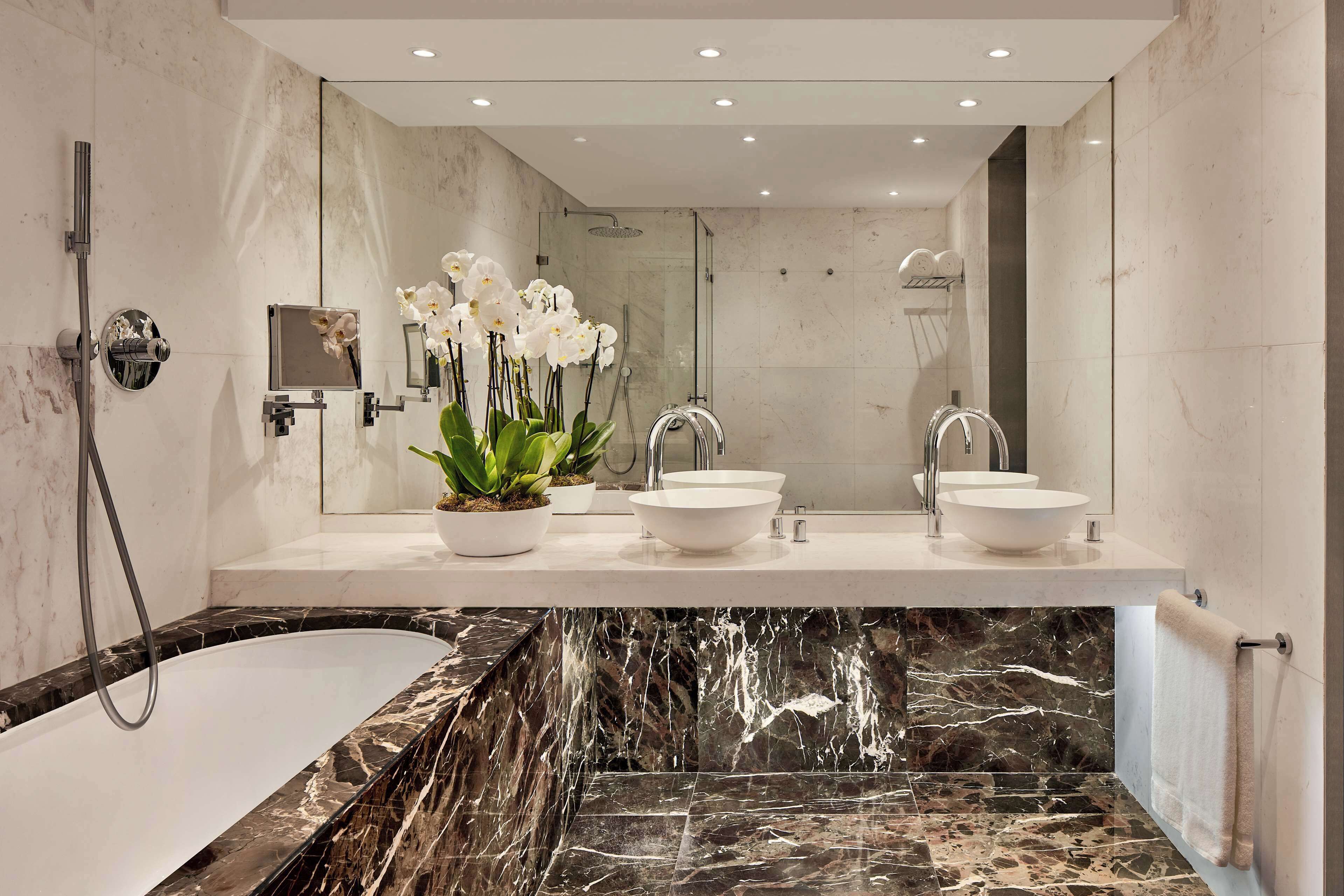 Een douche, milieuvriendelijke toiletartikelen, een haardroger