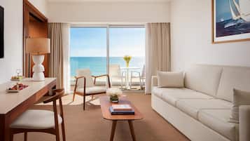 Minibar, coffres-forts dans les chambres, bureau, rideaux occultants