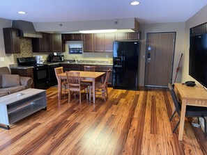 2 Queen Bed, 1 Queen Sofa, Apartment, Full Kitchen, NO PETS, Non-Smoking | Eigene Küche