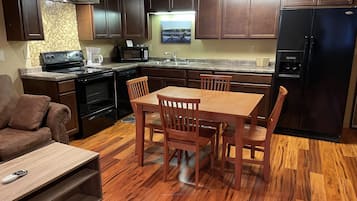 2 Queen Bed, 1 Queen Sofa, Apartment, Full Kitchen, NO PETS, Non-Smoking | Bếp riêng | Tủ lạnh, lò vi sóng, dụng cụ pha cà phê/trà, tủ đông