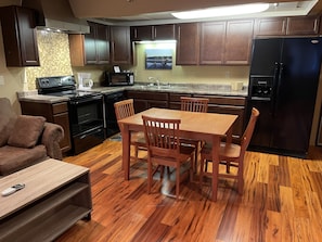 2 Queen Bed, 1 Queen Sofa, Apartment, Full Kitchen, NO PETS, Non-Smoking | Cuisine privée