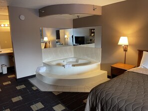 1 King Bed, Jacuzzi Suite, NO PETS, Non-Smoking | デスク、ノートパソコン用作業スペース、防音設備、アイロン / アイロン台