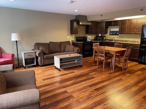 2 Queen Bed, 1 Queen Sofa, Apartment, Full Kitchen, NO PETS, Non-Smoking | Coin séjour
