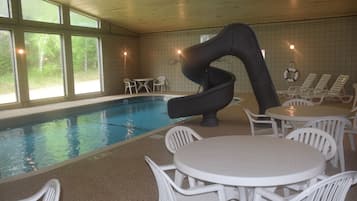 Indoor pool, sun loungers