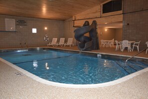 Piscine intérieure, chaises longues