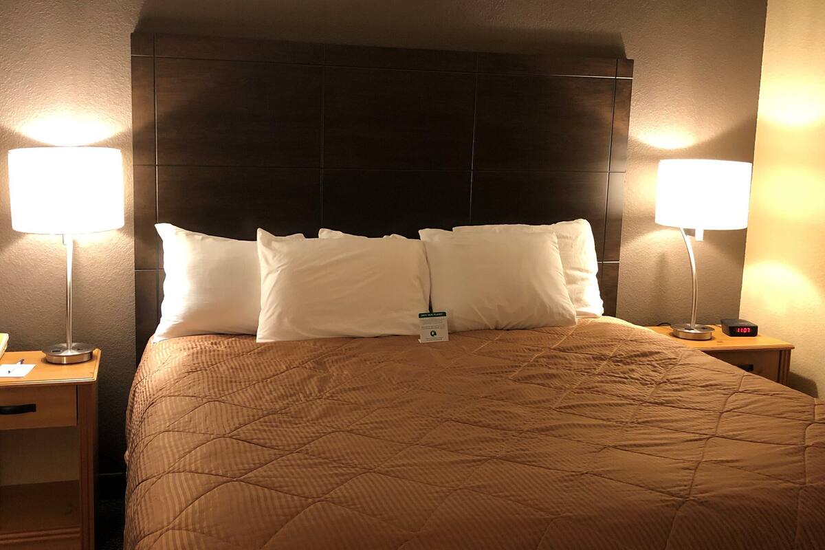 room, 1 king bed, non smoking | desk, laptop workspace, iron/ironing board, cots/infant beds