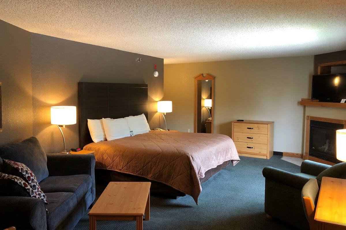 grand suite, 1 king bed, non smoking | desk, laptop workspace, iron/ironing board, cots/infant beds