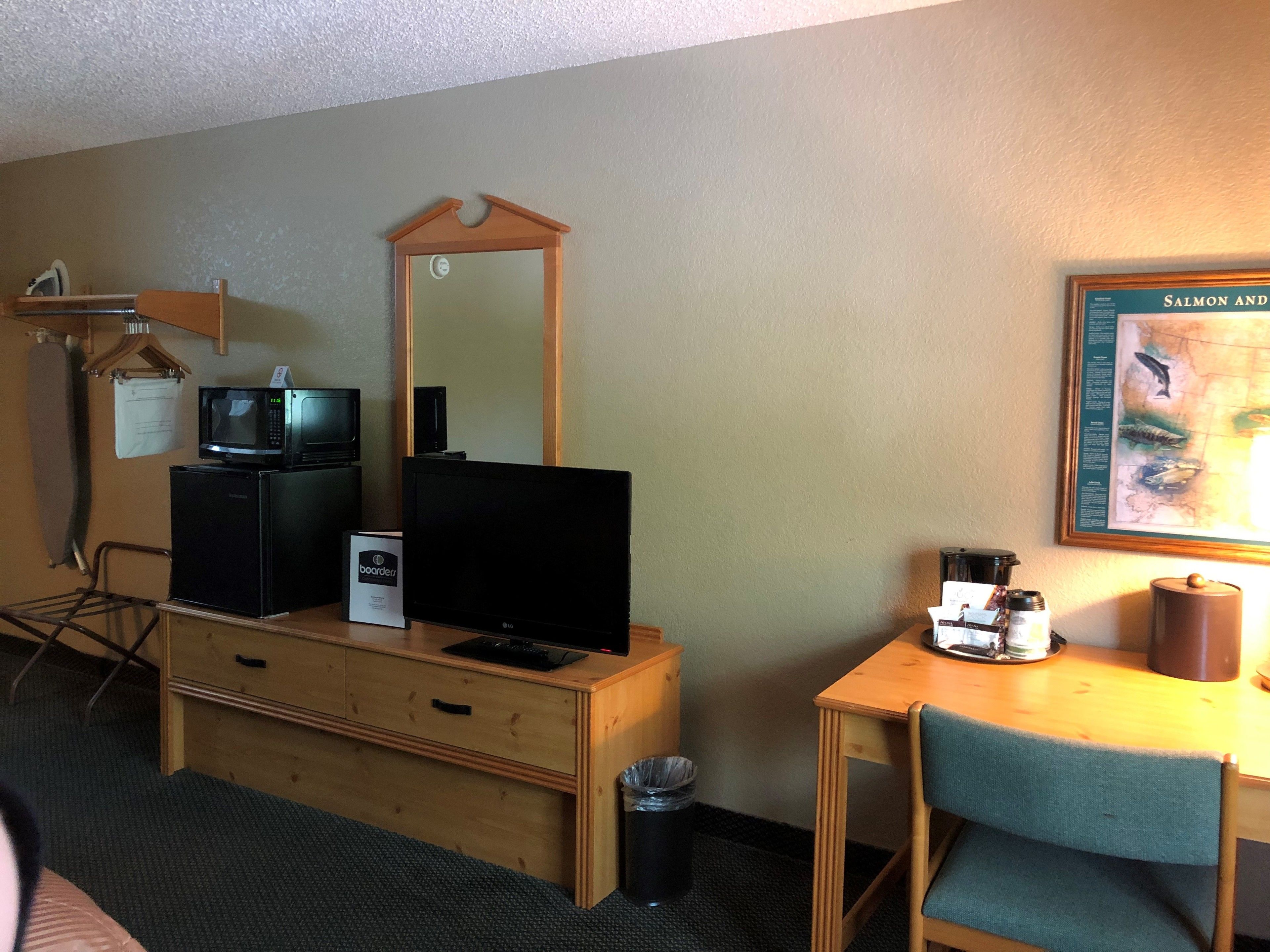 room, 1 king bed, non smoking | desk, laptop workspace, iron/ironing board, cots/infant beds