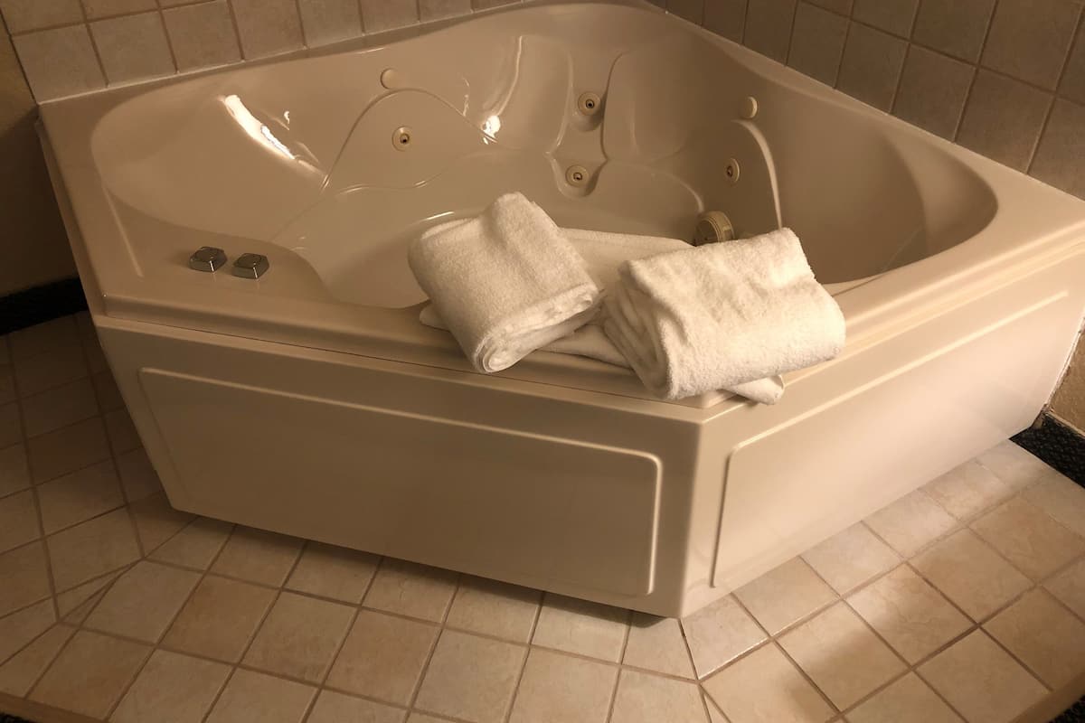 suite, 1 king bed, non smoking | private spa tub