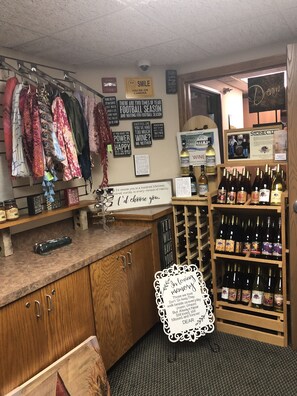 Gift shop - Boarders Inn & Suites by Cobblestone Hotels - Fayette (Fayette)