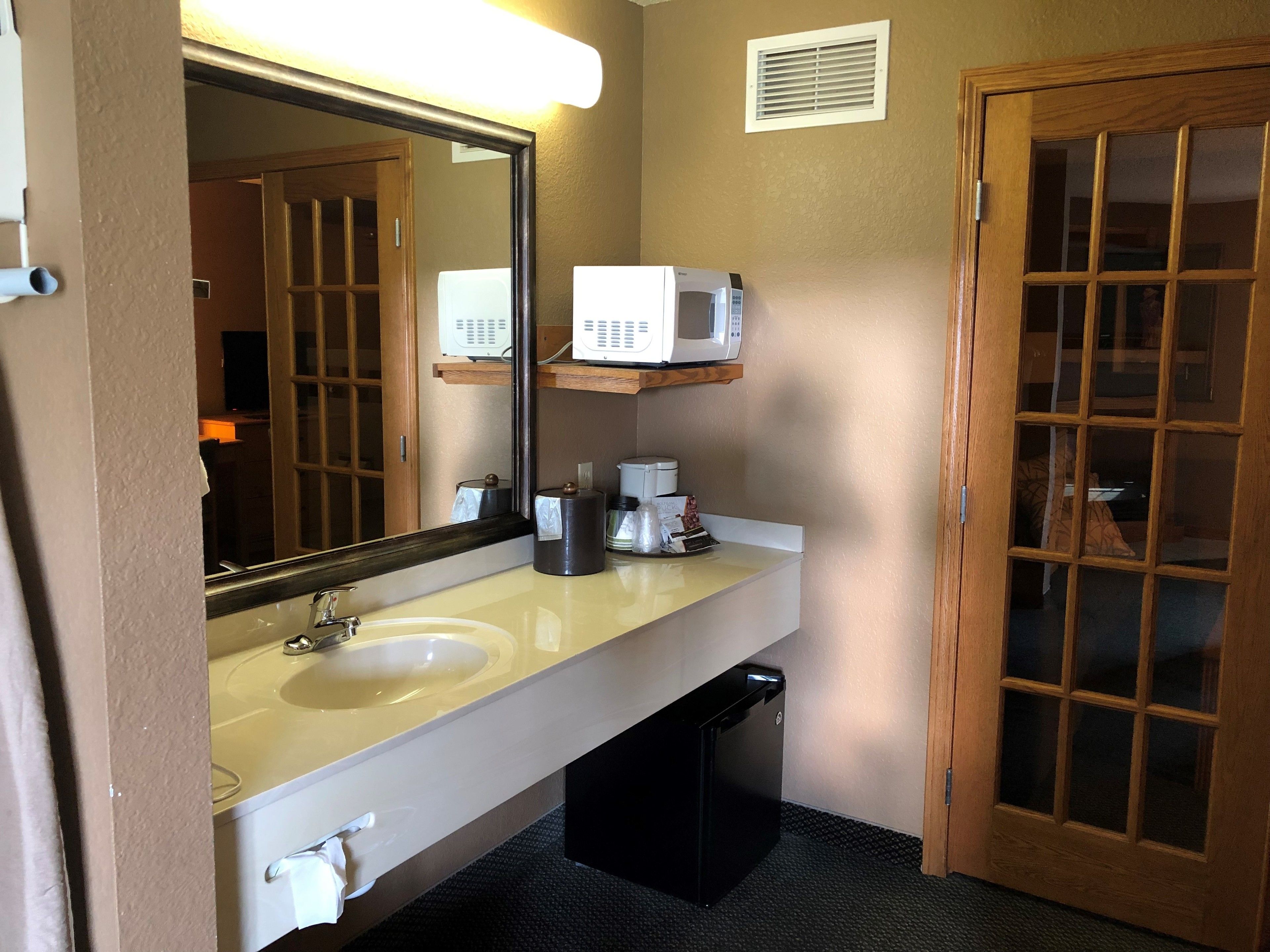 suite, 1 king bed with sofa bed, non smoking | bathroom | combined shower/bathtub, free toiletries, hair dryer, towels