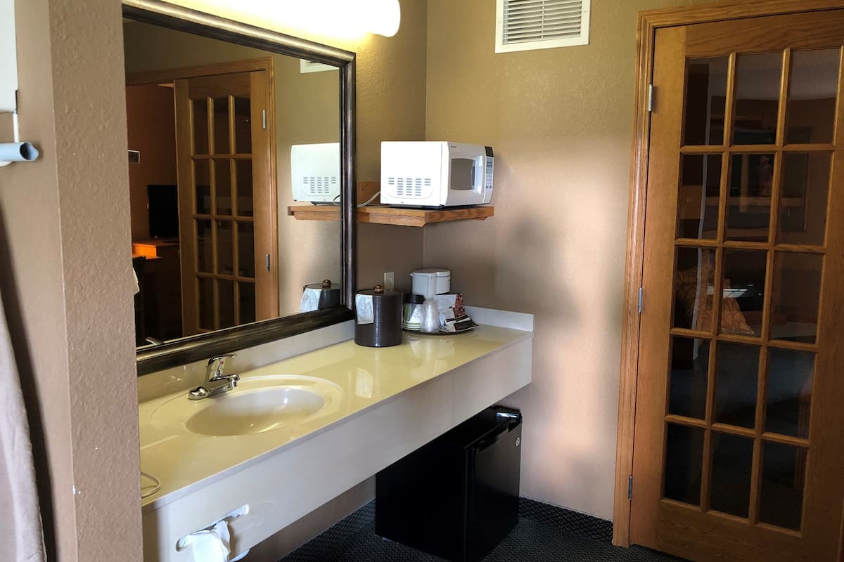 suite, 1 king bed with sofa bed, non smoking | bathroom | combined shower/bathtub, free toiletries, hair dryer, towels