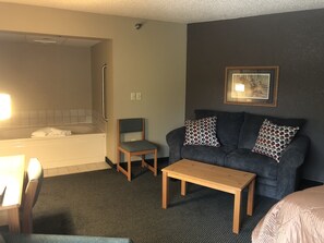 Suite – grand, 1 kingsize-seng, ikke-røyk | Skrivebord, skrivebord for bærbar PC, strykejern/-brett og barnesenger