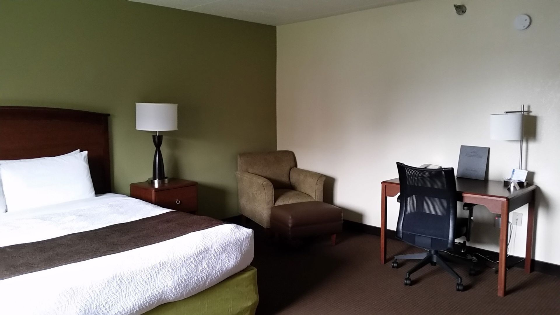 Skrivebord, lydisolering, strygejern/strygebræt, gratis baby-/barnesenge