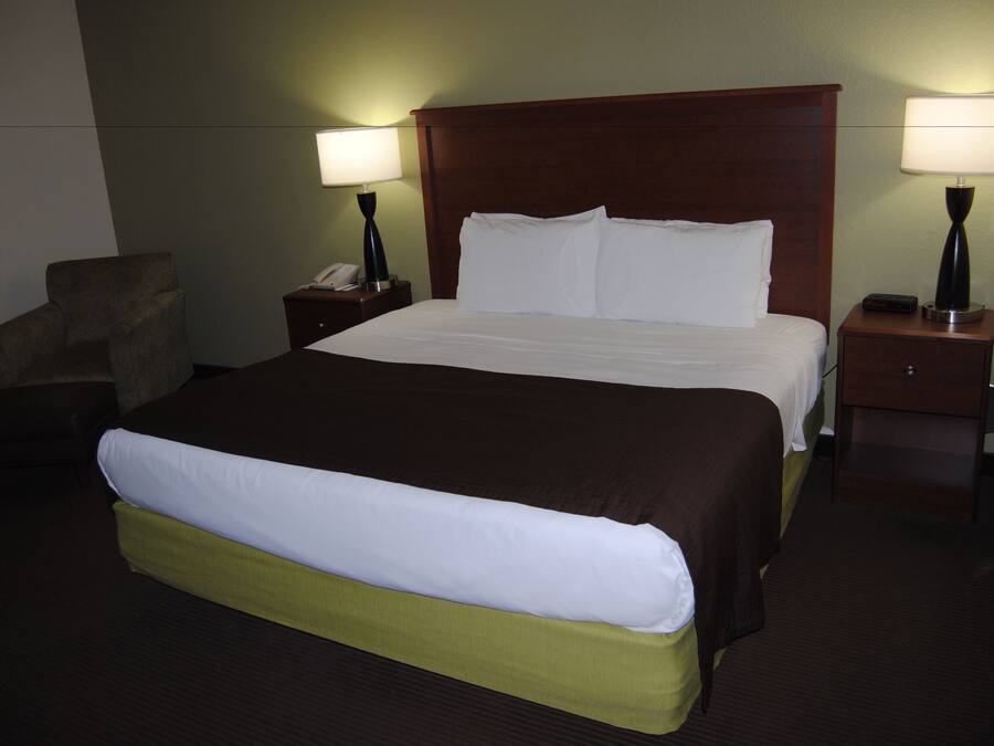 Skrivebord, lydisolert, strykejern/-brett og barnesenger (inkludert)