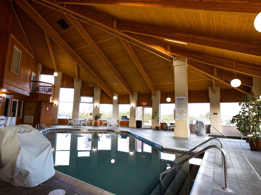 Een binnenzwembad, open van 08.00 uur tot 22.00 uur, en ligstoelen