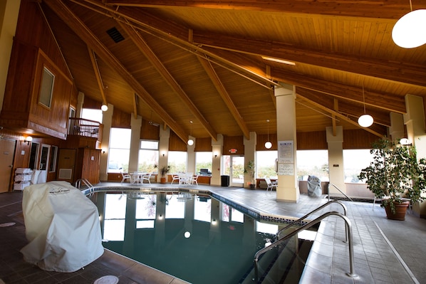 Piscine intérieure, accès possible de 8 h à 22 h, chaises longues