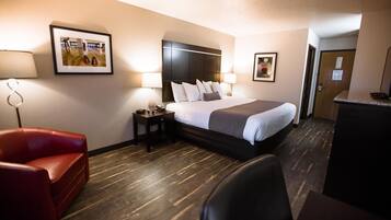 Escritorio, cortinas blackout y tabla de planchar con plancha