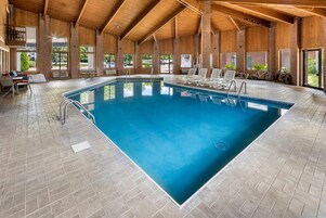 Una piscina techada, sillones reclinables de piscina