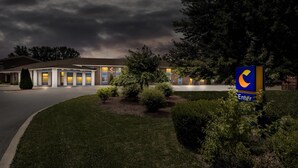 A hotel with a well-lit entrance, a sign with a crescent moon, and a landscaped lawn. - Comfort Inn Mount Vernon Downtown (Mount Vernon)