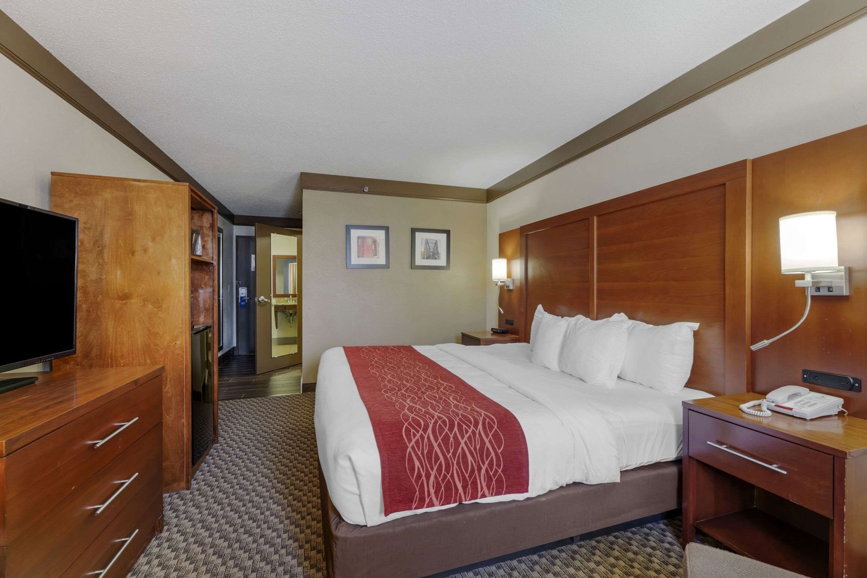 Hochwertige Bettwaren, Schreibtisch, laptopgeeigneter Arbeitsplatz