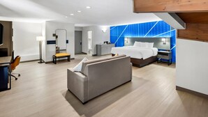 A modern hotel room with a sofa, a bed, a desk, and a mirror. - Comfort Inn Mount Vernon Downtown (Mount Vernon)