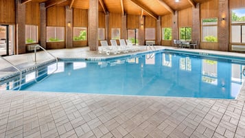 Piscina coperta, con ingresso dalle 09:00 alle 22:00, lettini