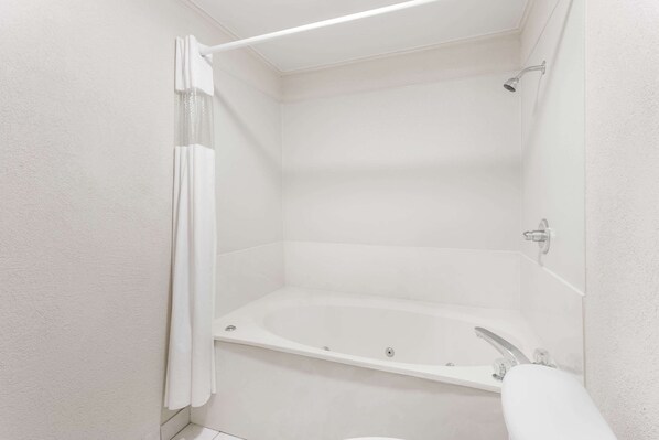 Combined shower/tub, free toiletries, hair dryer, towels - Knights Inn Franklin Ave Waco (Waco)