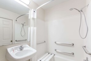 Habitación, 1 cama de matrimonio, accesible para personas con discapacidad | Baño | Ducha y bañera combinadas y artículos de higiene personal gratuitos