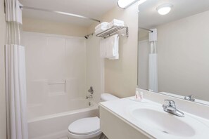 Ducha y bañera combinadas y artículos de higiene personal gratuitos
